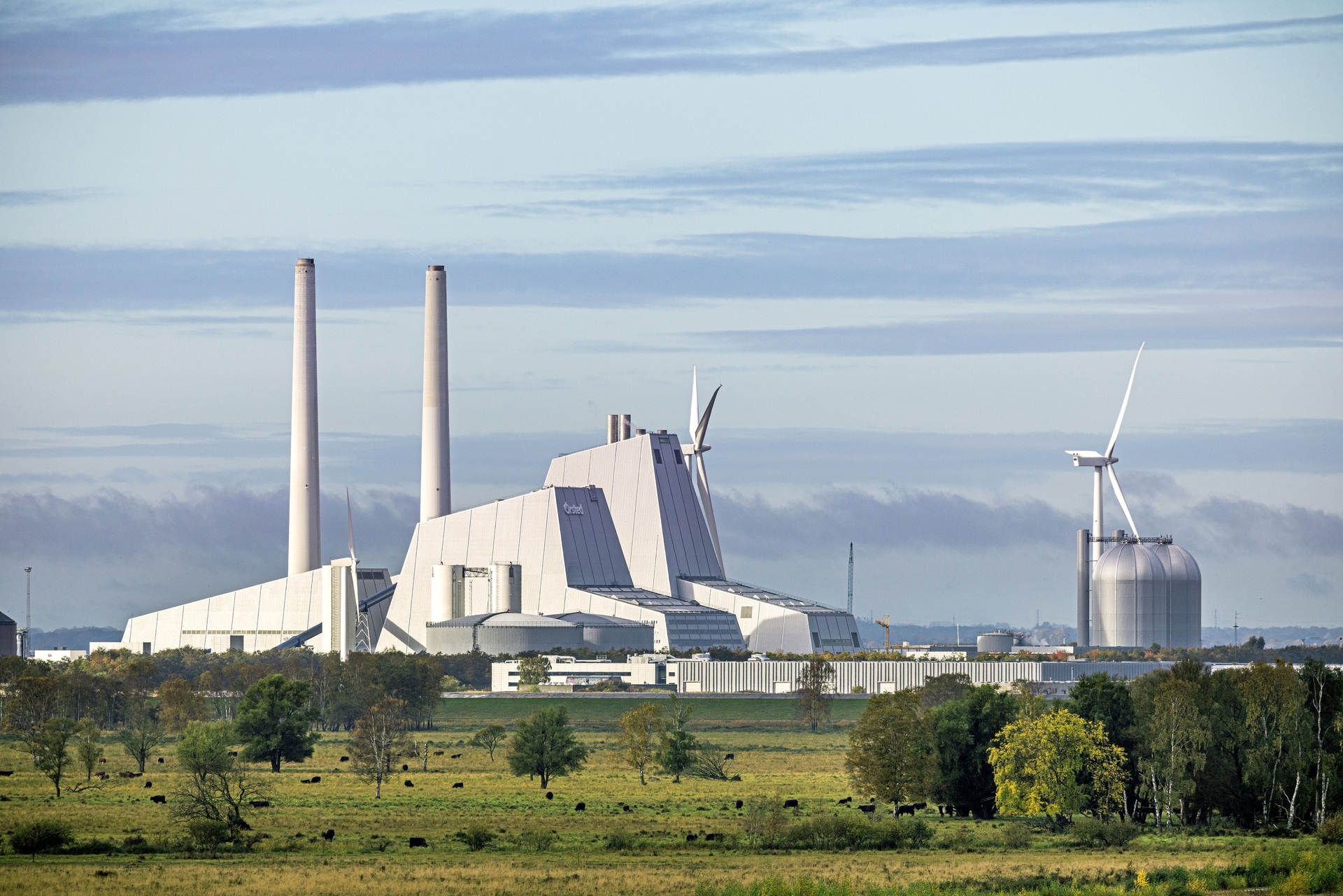 Avedøre plant, a multi fuel combined heat and power plant (CPH) at the outskirts of Copenhagen, Denmark. The efficiency is up to 94% leading to a reduced carbon foot print compared to other CHPs. Together the two blocks produce 793 MW power and 826 MJ/s heat. The picture is taken at Kalvebod Fælled - Kalvebod Commons, which is a nature area and public park close to the center of Copenhagen