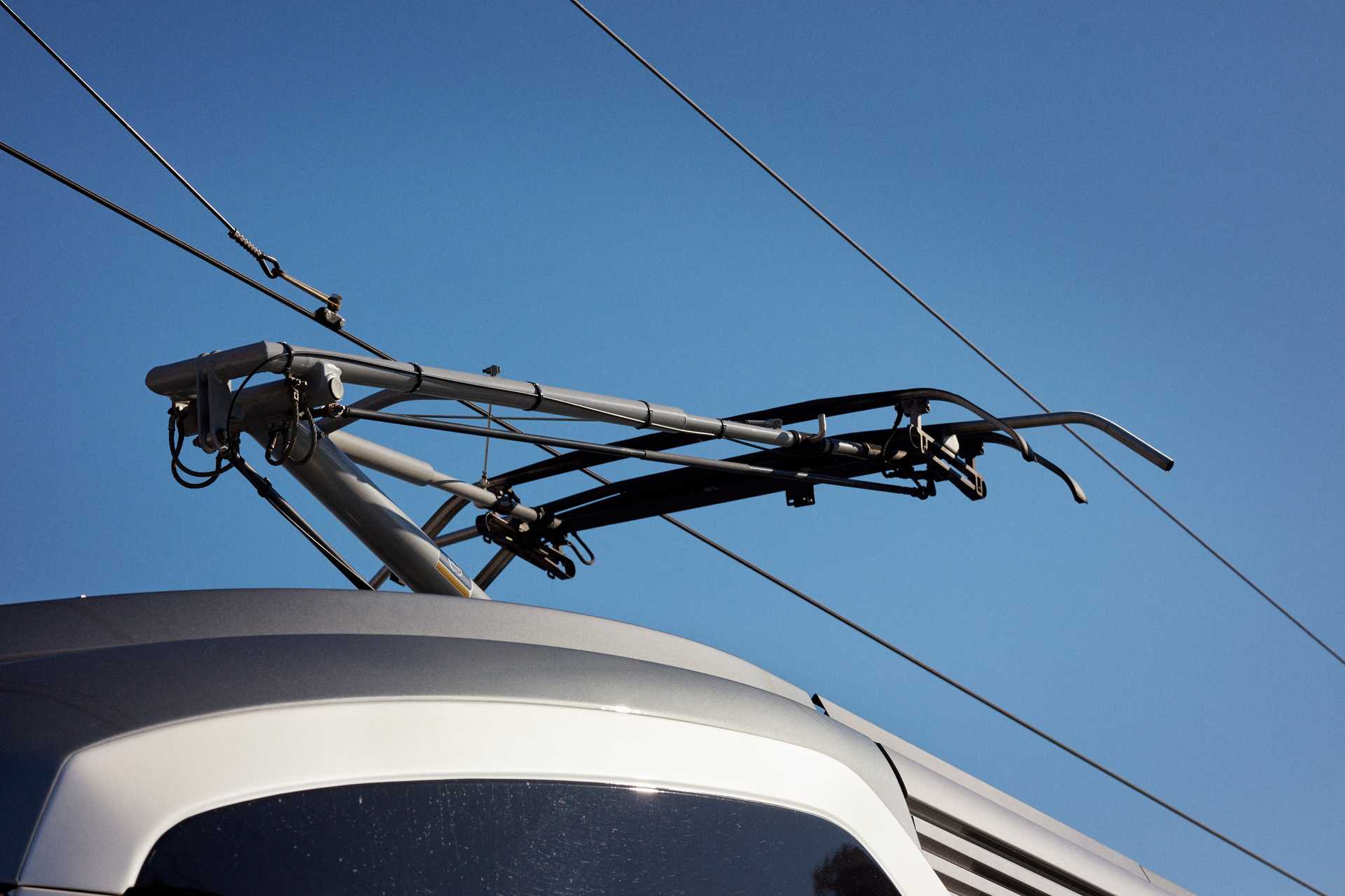 Details of power lines for light rail train