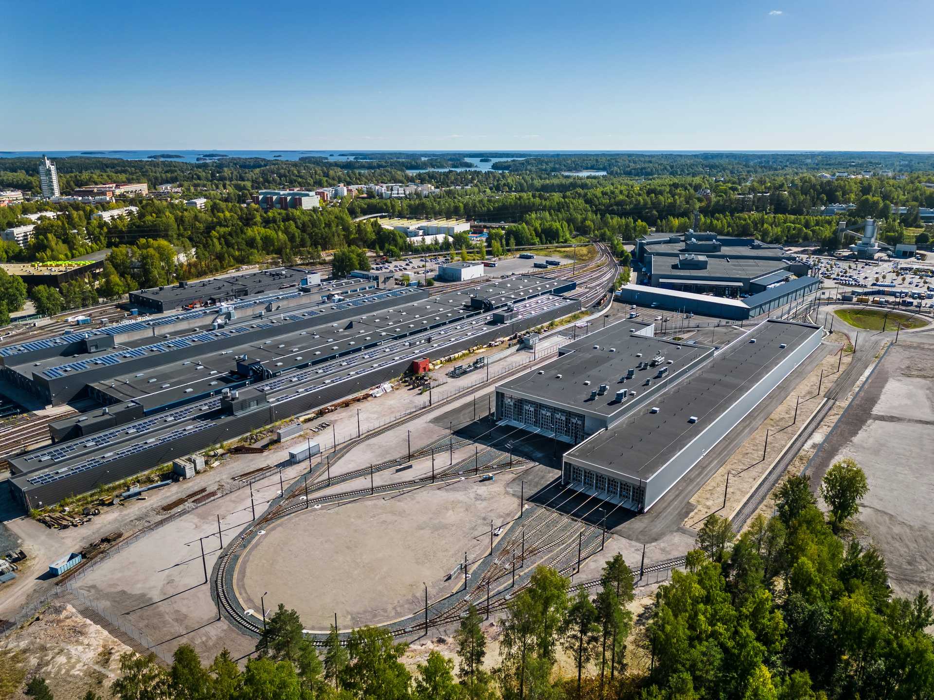 Ramboll on vastannut raitiovaunuvarikolla geo-, rakenne-, lvia- sekä sähkösuunnittelusta. Lisäksi Ramboll on toiminut kohteessa palokonsulttina, akustisena suunnittelijana, kosteudenhallintakoordinaattorina sekä tietomallikoordinaattorina