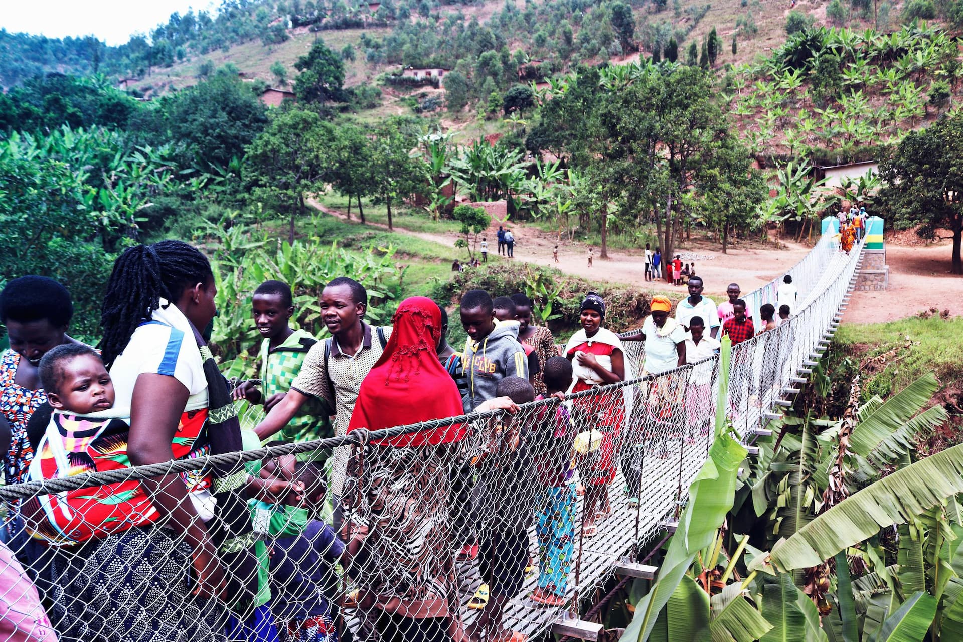 In June 2022, a team of ten volunteers from
Ramboll’s operations across seven countries teamed up with NGO Bridges to Prosperity (B2P) to build the Gikombe Trailbridge.
The 55m bridge provides safe year-round access to vital resources for nearly 4,000 people in the communities of Irebero and Rubete, in Kicukiro, Rwanda
